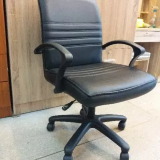 เก้าอี้นั่งทำงานพนักพิงระดับไหล่ ปรับระดับสูงต่ำได้ หมุนได้ โครงเหล็ก มีล้อ รับน้ำหนักได้ 100 กิโล ประกอบให้พร้อมใช้งาน