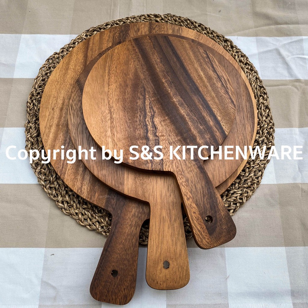 ถาดเสิร์ฟไม้จามจุรี ทรงพิซซ่าหน้าเรียบ มีมือจับ by BG WOOD STUDIO – โปรปัง