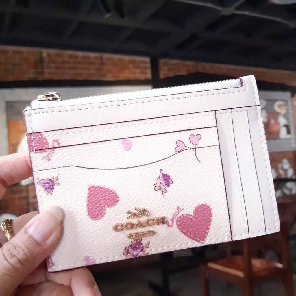 กระเป๋าใส่บัตรแบรนด์เนมโค้ชหนังแท้สีขาวครีมลายหัวใจและดอกไม้ชมพูน่ารัก COACH 89484 LARGE CARD CASE WITH HEART FLOWER