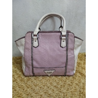 กระเป๋าถือ GUESS สีชมพูอ่อน ขนาด11*10"ของแท้100% แถมจัดส่งฟรีค่ะ