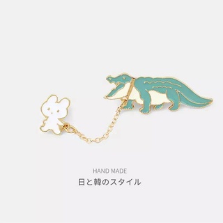 เข็มกลัด / หมุดโลหะ แบบโซ่ กระต่ายจูงจระเข้ Rabbit and Crocodile 🐰🐊