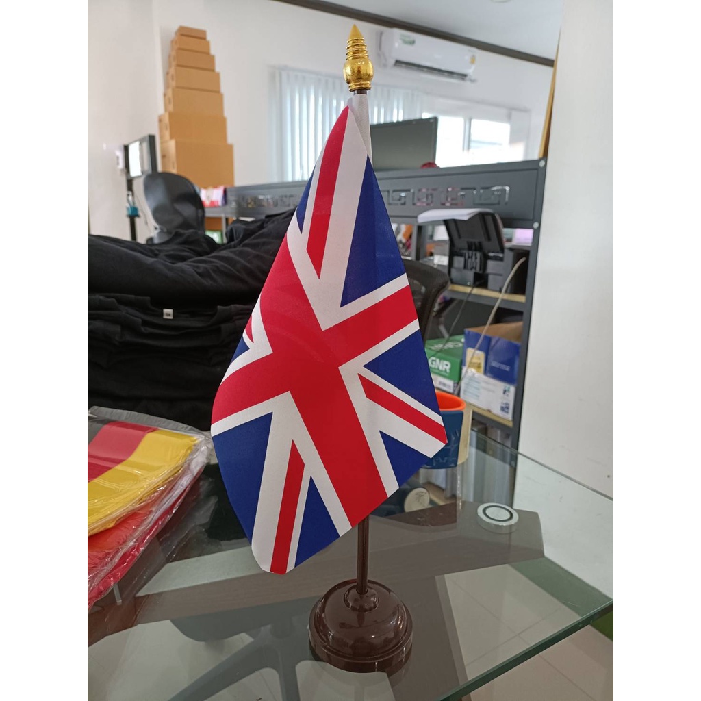 UNITED KINGDOM ธงตั้งโต๊ะ ธงชาติสหราชอาณาจักร United Kingdom (UK) เสาพลาสติกสีน้ำตาล สูง 35 cm.