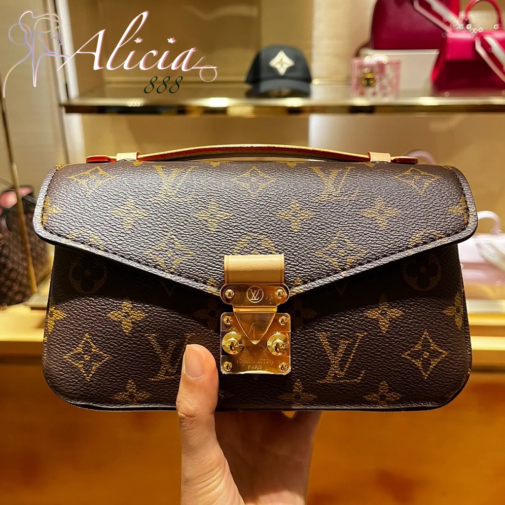 Alicia Louis Vuitton กระเป๋ารุ่น NEW POCHETTE MÉTIS EAST WEST Monogram แคนวาส GHW LV Messenger Bag/Shoulder Bag M46279