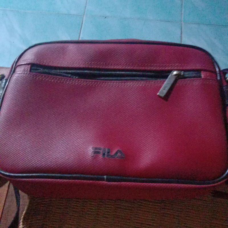 กระเป๋าสะพายข้าง มีซิบ Fila