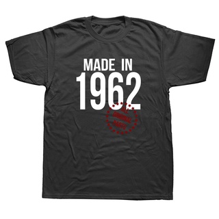 [COD]เสื้อยืดแขนสั้น ผ้าฝ้าย พิมพ์ลายกราฟฟิค Made In 1962 เหมาะกับของขวัญวันเกิด สไตล์สตรีท สําหรับผู้ชายS-5XL