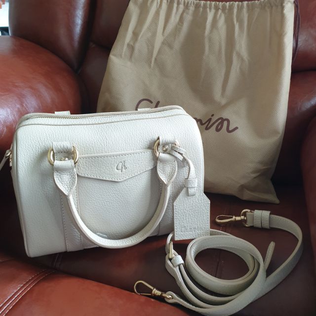 (ปรับลดราคา)กระเป๋าหนัง charin bag ทรงหมอน สีครีม ใหม่มาก 99%