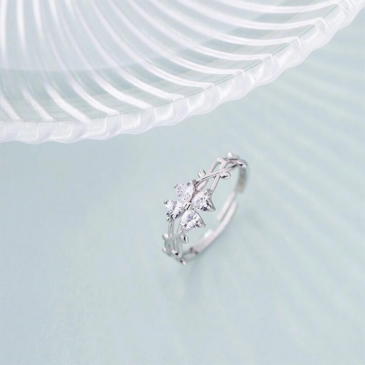 earika.earrings - crystal flora ring แหวนดอกไม้ประดับเพชรชุบทองคำขาว ฟรีไซส์ปรับขนาดได้