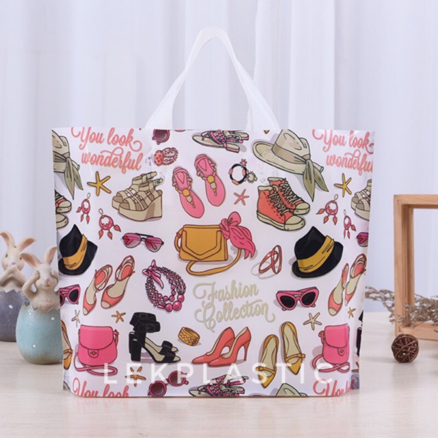 ถุงมีหูหิ้วลายแฟชั่นขนาดกว้าง40สูง35ก้น8ซม.200บาทมี50ใบเนื้อpe มันเงา