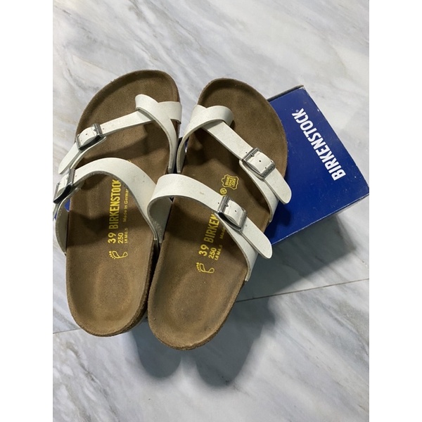 รองเท้า brikenstock size 39 สีขาว