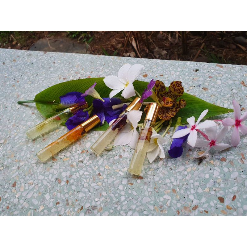 น้ำมันอโรมา กลิ่นดอกไม้ สูตรเย็น บรรเทาอาการไมเกรน Lamwa Aroma Massage Oil Roll On