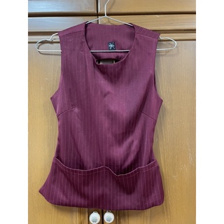เสื้อสีแดงแขนกุดโชว์หลัง