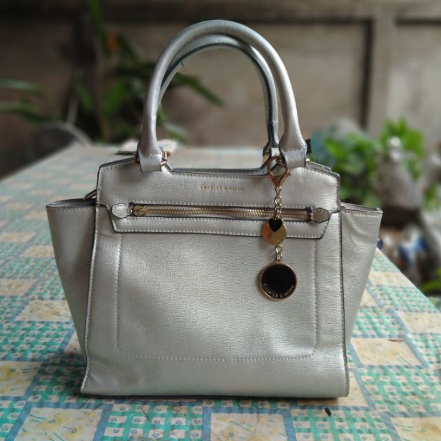 กระเป๋า charles & keith แท้ สีเงินเมทาลิค