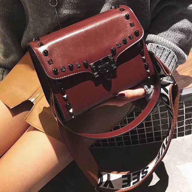 กระเป๋าสไตล์ Valentino ประดับหมุด สีดำ ทรงกล่อง