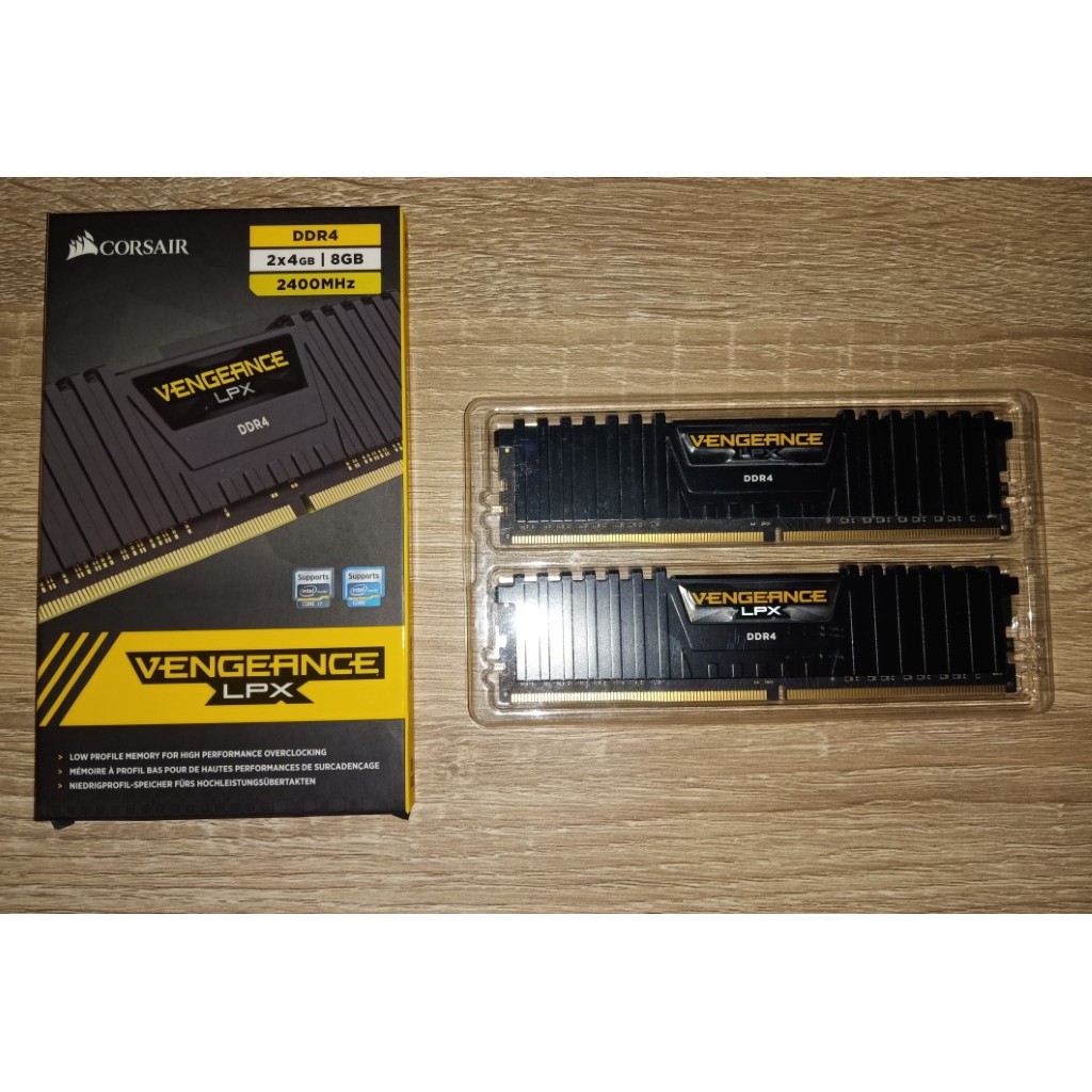 CORSAIR  RAM DDR 4 2x4GB (8GB)  2400MHz ใช้เองมือสอง