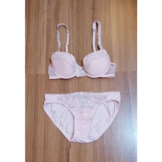 ชุดชั้นใน  เซ็ต เสื้อใน size 32B + กกน. size L ทรงสวย เสริมฟองน้ำเล็กน้อย(ของใหม่)