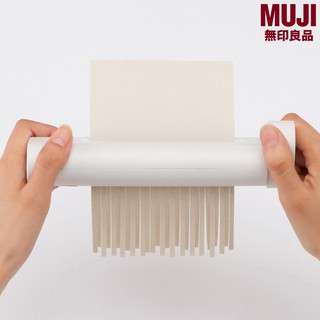 MUJI ที่ทำลายกระดาษพกพา สีขาวขุ่น (HANDY SHREDDER)