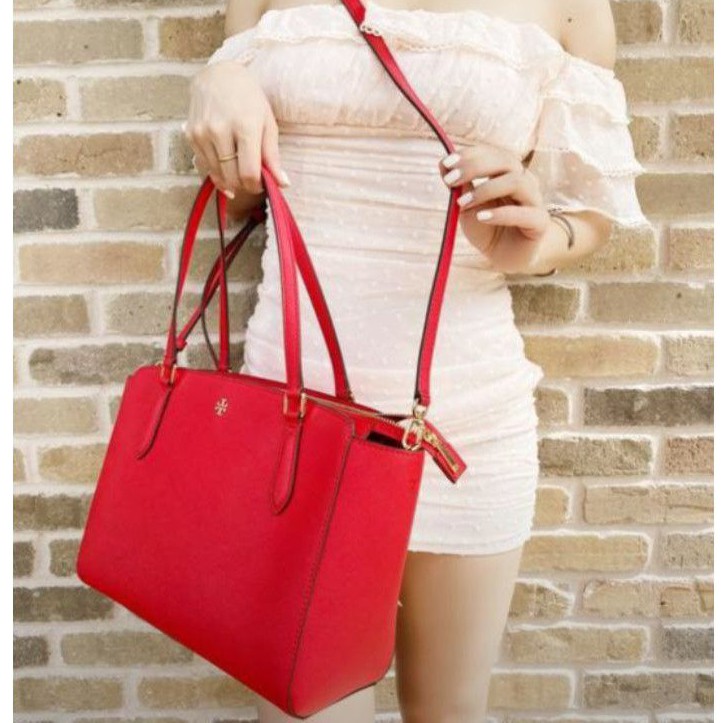 🎀 กระเป๋าชอปปิ้ง 14 นิ้ว สีแดง Brilliant Red 64188 TORY BURCH EMERSON  SMALL TOP ZIP TOTE | Shopee Thailand