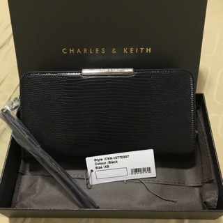 กระเป๋าตัง Charles &amp; Keith มีสายคล้องมือให้ด้วยนะคะ ของใหม่ไม่เคยใช้คะ