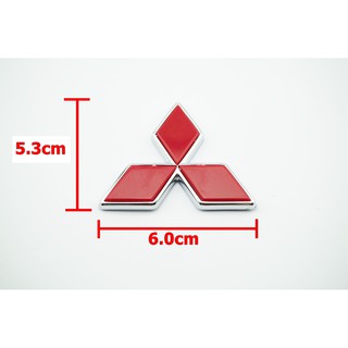 ป้ายโลโมิตซูบิชิพลาสติกสีแดงขอบโครเมี่ยม ขนาด 6.0x5.3 cmติดตั้งด้วยเทปกาวสองหน้า