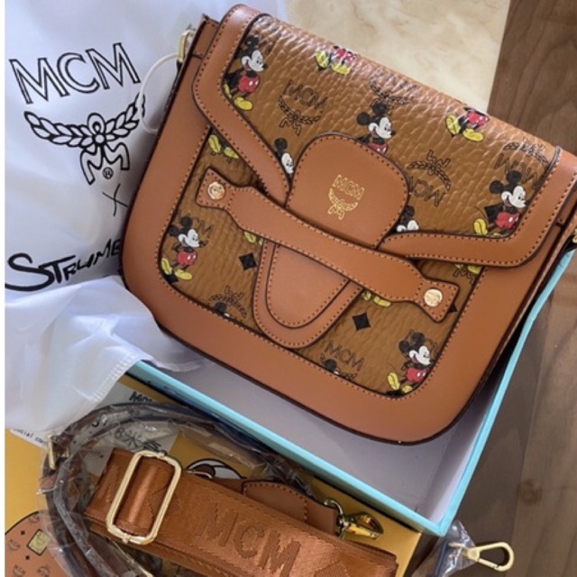 ❤️‍🔥Sale ❤️‍🔥 กระเป๋า mcm ลายมิกกี้เม้าส์แบบเสียบหน้า งานhiend💯พร้อมกล่อง