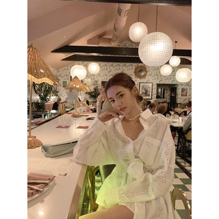 พร้อมส่ง  white lace breezy shirt C1759 เสื้อเชิ้ตลูกไม้ เสื้อเชิ้ตลูกไม้แขนยาว