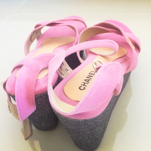 รองเท้าส้นตึก Chanel สีชมพู