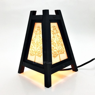 S.K.LAMP โคมไฟตั้งโต๊ะ กรอปไม้ทรงสามเหลี่ยมสูง 8" ตกแต่งด้วยกระดาษสาสกรีนแฮนด์เมดลายต้นโพธิ์ สีทอง