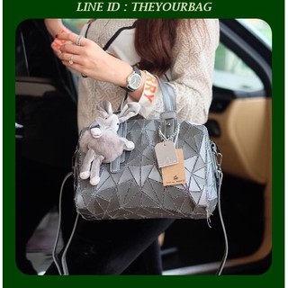 กระเป๋าถือทรงหมอนลาย Diamond สวยหรูมากค่า 👍ทรง speedy ขายดี น่ารักมาก  สี Deep grey with diamond texture มาพร้อม กระต่า