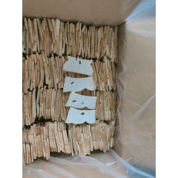 เศษขนมปังปอนด์แบบแห้ง 2กก.ไม่ผ่านQC  ตัดครึ่งแผ่นแล้ว