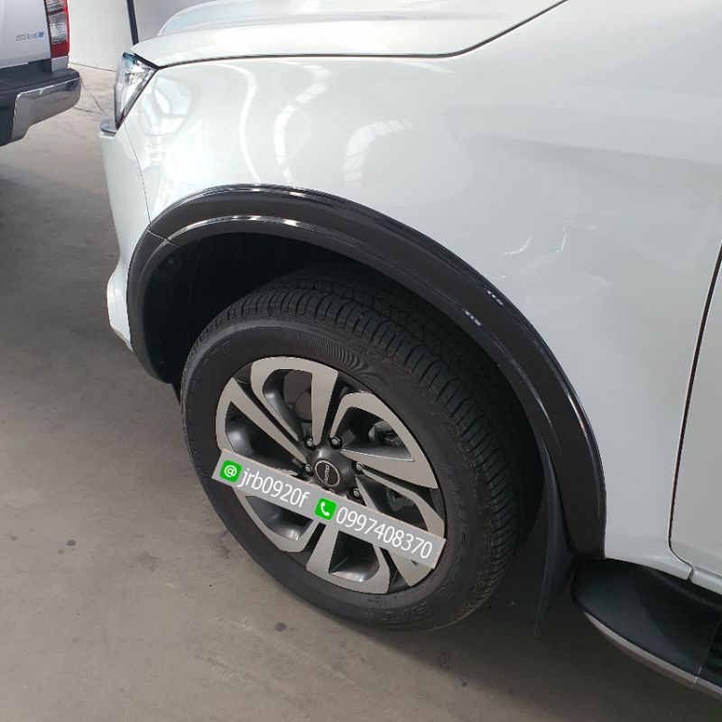 คิ้วล้อ ISUZU MU X ขนาด 3 นิ้วแบบเรียบ สีดำเงา ใส่ปี 2021 2022 2023 2024