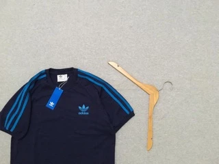 Ad*d*s 3 Striped Collegiate เสื้อยืดสีกรมท่าพร้อมป้ายเต็ม