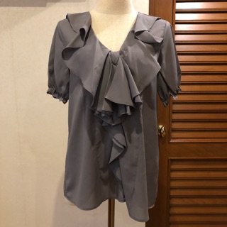 Gil blouse size S used ใส่ครั้งเดียว อกได้ถึง 34-35 นิ้ว แต่งระบายที่อก