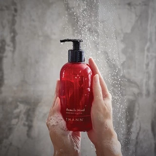 THANN Aromatic Wood Aromatherapy Shower Gel 320ml. ทำความสะอาดผิว พร้อมคืนความชุ่มชื้นและมีชีวิตชีวา