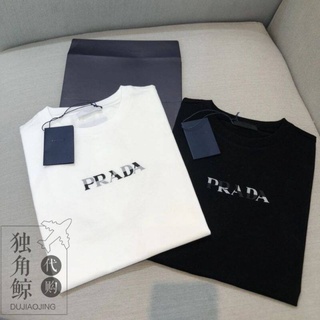 [Label + Tag] PRADA เสื้อยืดลําลอง แขนสั้น พิมพ์ลายตัวอักษร คุณภาพสูง สไตล์ยุโรป และอเมริกา สําหรับผู้ชาย และผู้หญิงเสื้