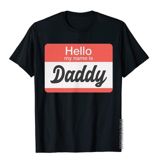 เสื้อยืดผ้าฝ้าย เสื้อยืดผ้าฝ้าย พิมพ์ลาย Hello My Name Is Daddy Name Tag Funny Gay สําหรับผู้ชาย