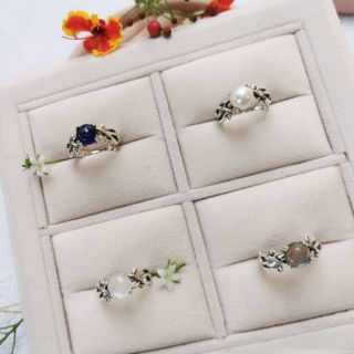 Vintage Ring​ แหวนวินเทจ​ โอปอ​ ทับทิม​ ไพลิน ขนาด 8 มม ก้านแหวนแต่งลายใบไม้แนววินเทจ ตัวเรือนเงินแท้ 925
