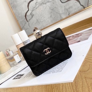 CHANEL FLAP COIN PURSE WITH CHAIN GRAINED CALFSKIN, IMITATION PEARLS &amp; GOLD-TONE METAL IN BLACK กระเป๋าชาแนลใส่เหรียญ