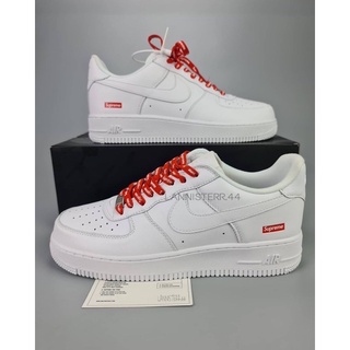 พร้อมส่ง♥ รองเท้าNike Af1 supreme รองเท้าแฟชั่นลำลองสีขาวบริสุทธิ์คาดแถบแดง