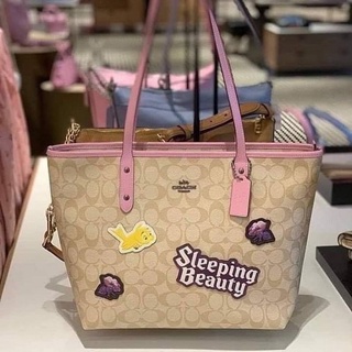 🔥🔥 พร้อมส่ง DISNEY X COACH CITY ZIP TOTE IN SIGNATURE CANVAS WITH SLEEPING BEAUTY👉🏻ลิมิเตด Disney หายากมากกก