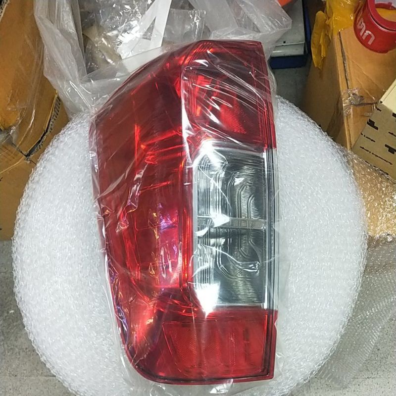 TYC ไฟท้าย nissan navara np300 L นาวาร่า np300 ช้าย แคปกับสี่ประตู TYC