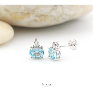 CHADA ต่างหูสตัด รุ่น OVALACHIC STUD ประดับอัญมณีแท้สีฟ้าอ่อน (SKY BLUE TOPAZ)