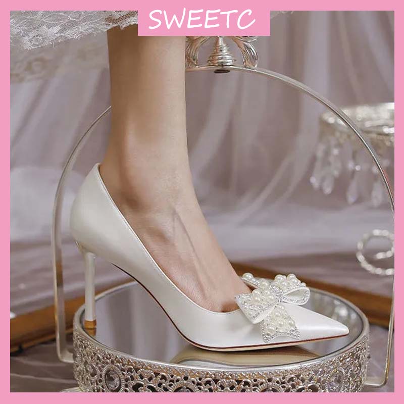 Sweetc ผู้หญิงภาษาฝรั่งเศสคําแฟชั่นซาติน Pearl Bow Stiletto รองเท้าส้นสูงสีขาวเจ้าสาวรองเท้าแต่งงาน
