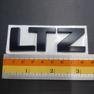 Logo LTZ ของรถ Chevrolet สีดำ