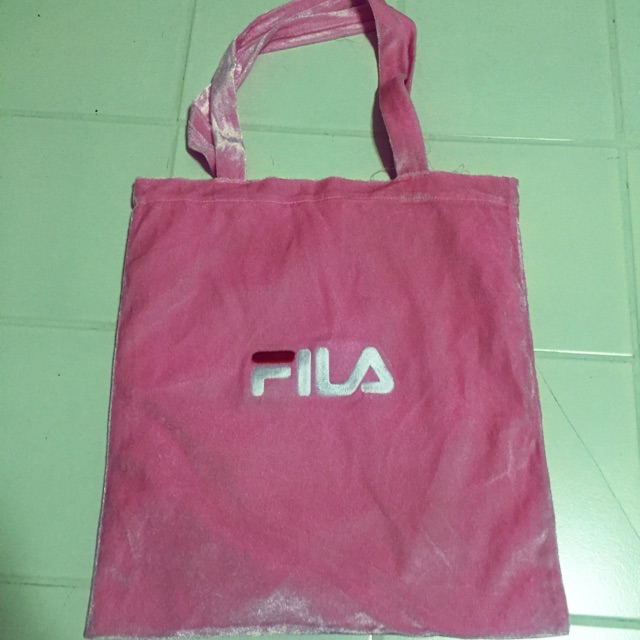 กระเป๋าผ้ากำมะยี่ FILA มีตำหนิผ้าซับด้านในขาด แต่ข้างนอกสวย
