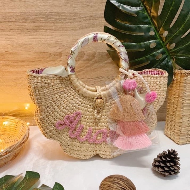 Flower Bag 🌸 โทนสีชมพูครีม 💗 กระเป๋าสานทรงดอกไม้ แต่งพู่ ผ้าพัน ติดชื่อไม่จำกัดอักษร