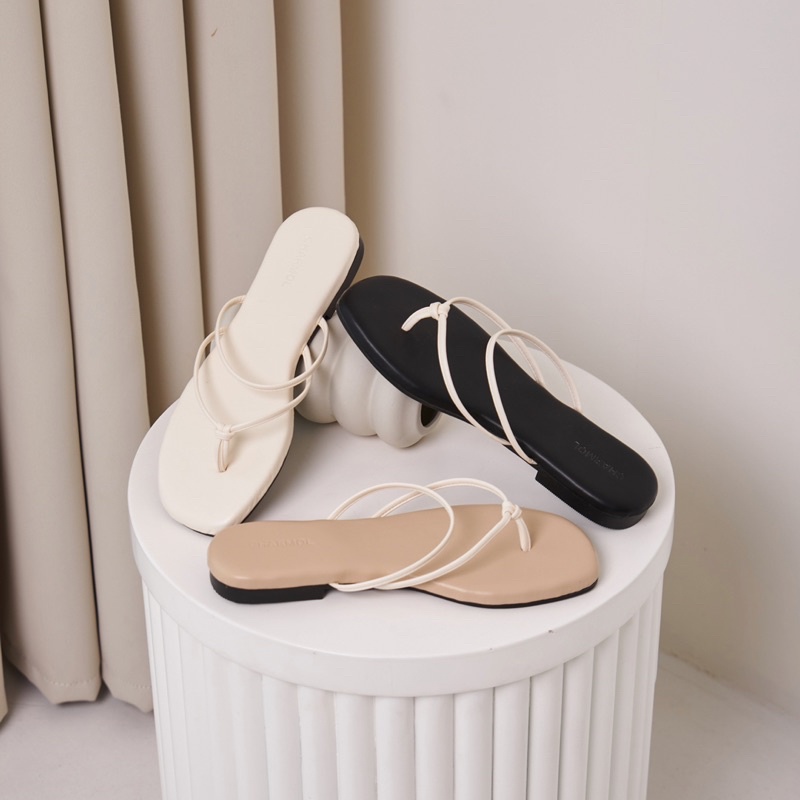 รุ่น Nott รองเท้าแตะสายคาดเส้นเล็ก มีดีเทลตรงหูหนีบสไตล์มินิมอล