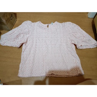 เสื้อ ผ้าฉลุลาย แขนพองน่ารักมากค่ะ