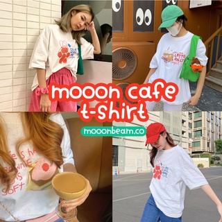 [พร้อมส่ง] Apple Brownie Latte at Mooon Cafe (T-Shirt) - เสื้อยืด oversize สีขาว น่ารัก คาเฟ่ แอปเปิ้