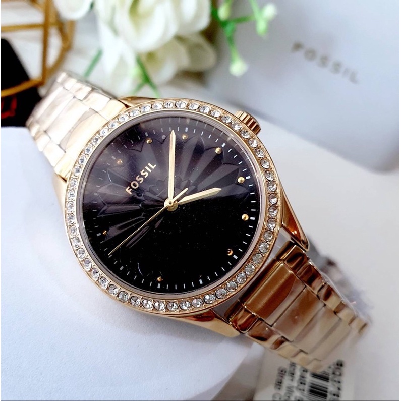 (ผ่อน0%) Fossil BQ3759 Rye Three-Hand Gold-Tone Stainless Steel Watch นาฬิกาผู้หญิง หน้าปัดสีดำ ล้อมคริสตัล 34มม. สีทอง