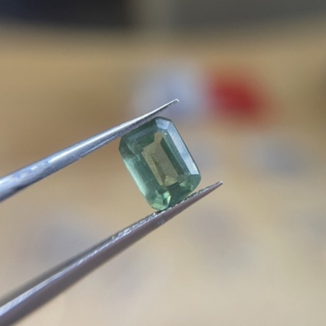 พลอย green apatite 1.6 กะรัต